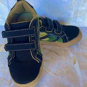 Toddler boys camo sneakers